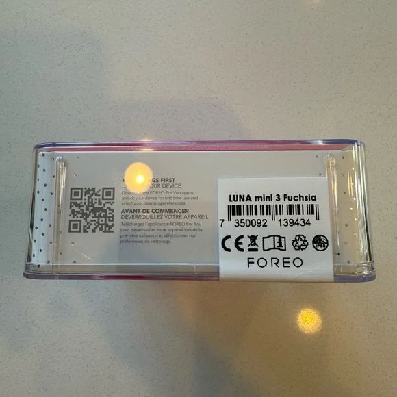New FOREO Luna Mini 3 Smart Facial Cleansing Massager - Fuschia - Picture 3 of 3